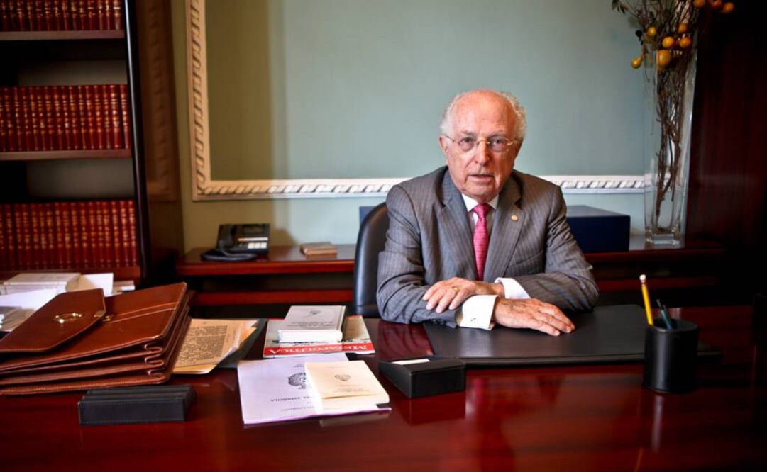 El actual director de la Academia Mexicana de la Lengua ha recibido el Premio Nacional de Poesía y Literatura y el Premio Nacional de Ciencias y Artes 2008. (FOTO: Archivo EL UNIVERSAL) 