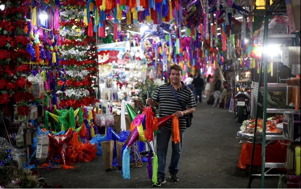 Compras navideñas en mercado de Jamaica, jueves 5 de diciembre 2024. Foto: Luis Camacho/EL UNIVERSAL