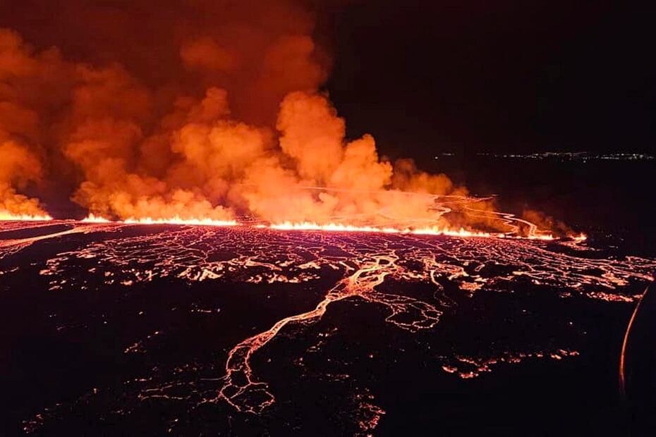 Esta imagen proporcionada por la Defensa Civil Islandesa muestra una erupción de lava entre las montañas Hagafell y Stóri-Skógfell, islandia, el sábado 16 de marzo de 2024. FOTO: DEFENSA CIVIL ISLANDESA. AP