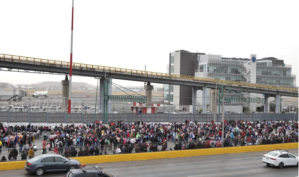Integrantes de la CNTE bloquean los accesos a la Terminal 1 y 2 del Aeropuerto Internacional de la Ciudad de México. Foto: Carlos Mejía/EL UNIVERSAL