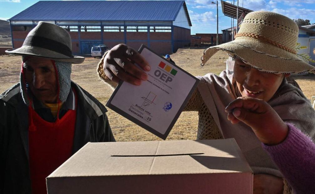 Una mujer indígena emite su voto en un colegio electoral durante las elecciones presidenciales en la comunidad de Kentupata en Laja, departamento de La Paz, Bolivia, el 17 de agosto de 2025. Los bolivianos acuden a las urnas el domingo para unas elecciones marcadas por una profunda crisis económica que ha visto a la izquierda colapsar y a la derecha aspirar a su primer intento de poder en 20 años. Foto: AFP