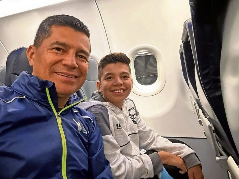 Los costarricenses Christian Montero y Matías, su hijo, pudieron hasta viajar juntos al exterior tras varios años de negativas en el entorno familiar Foto: Especial 
