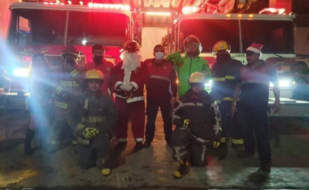 Bomberos se disfrazan de Santa, duendes y el Grinch y reparten aguinaldos en Tula