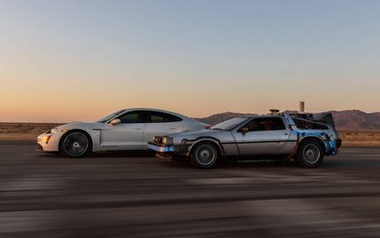 Porsche celebra el día de Volver al Futuro juntando al DeLorean con el Taycan