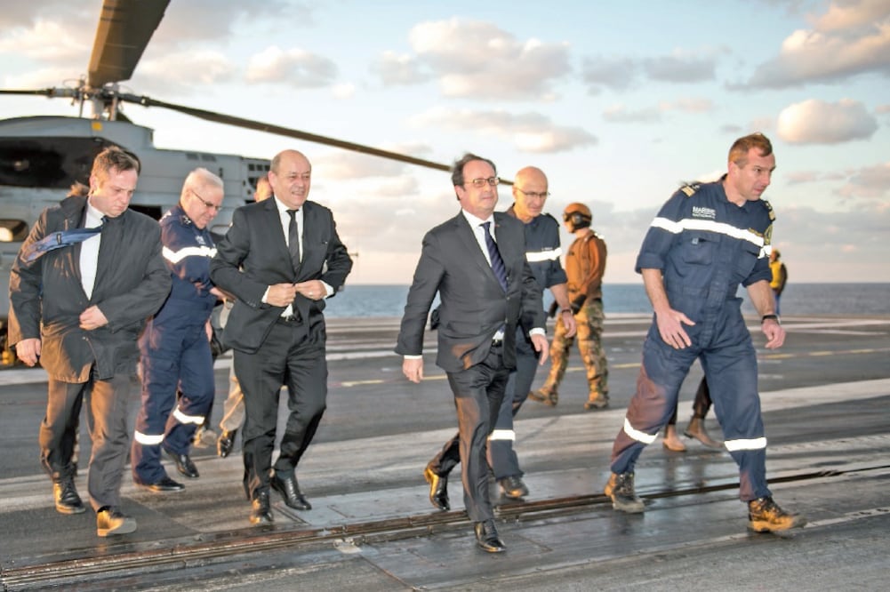 El presidente francés, François Hollande (al centro), durante su visita de ayer al portaaviones Charles de Gaulle, en el Mar Mediterráneo (CHRISTIAN CAVALLO. AP)