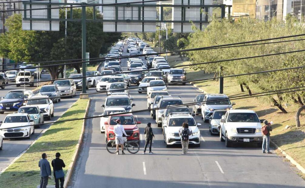 Manifestantes de Monterrey bloquean avenidas ante aumento de tarifa del transporte (12/01/2025). Foto: Emilio Vásquez / EL UNIVERSAL