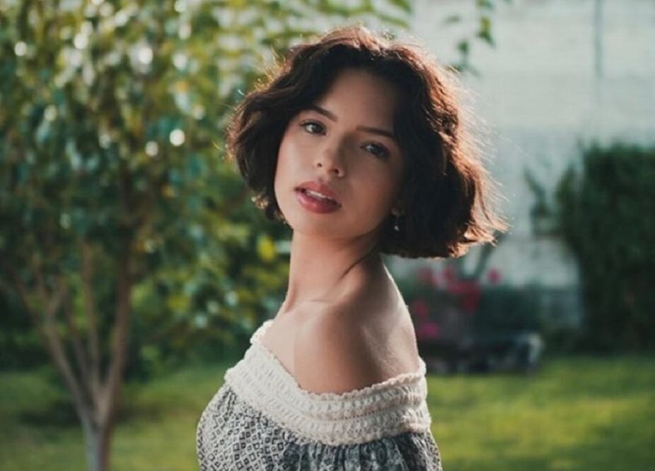 Ángela Aguilar eligió un diseño de uñas con pedrería. Foto: Instagram @angela_aguilar_