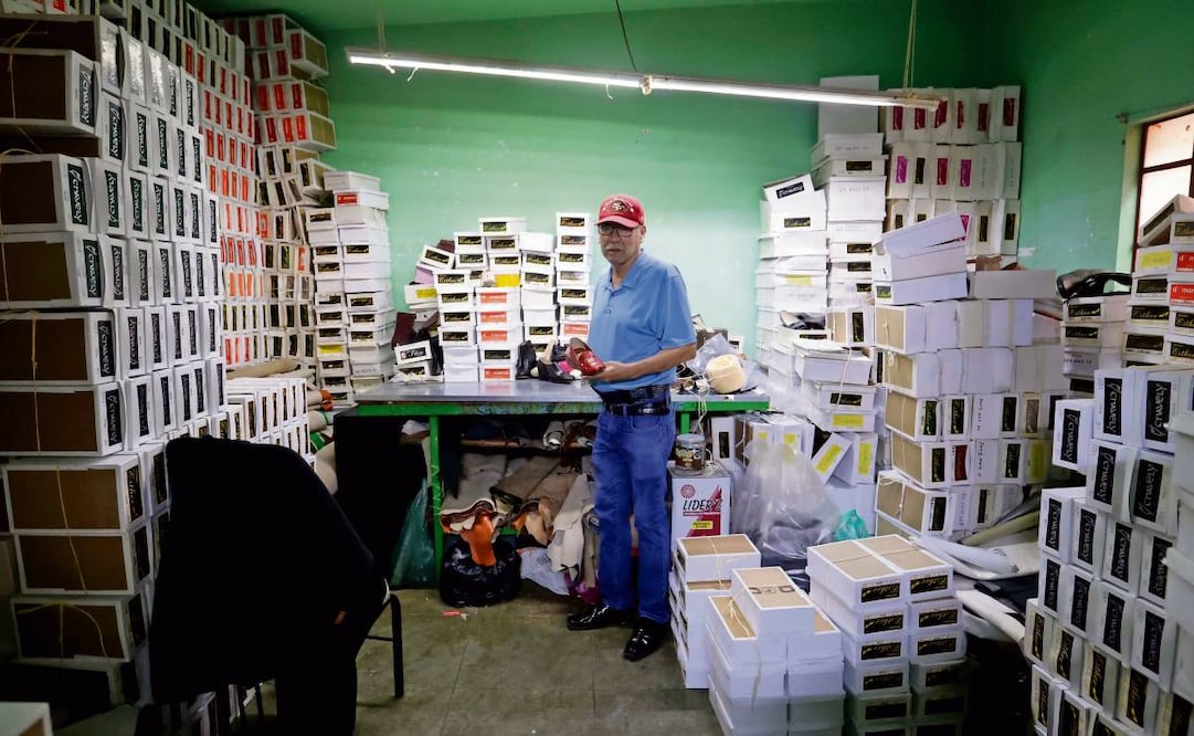 Flon Acevedo refirió que antes producía al menos 250 pares de zapatos a la semana. Ahora bajó hasta 70 por la escasa demanda. Foto: Diego Prado / EL UNIVERSAL