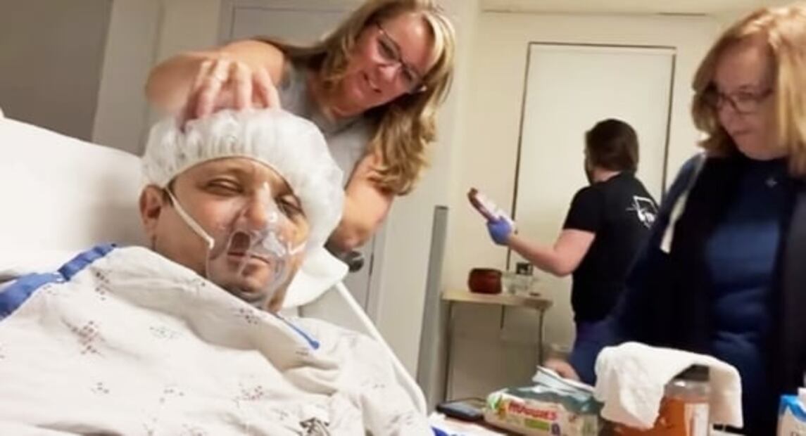 Amigos de Jeremy Renner aseguran que su recuperación tardará años  