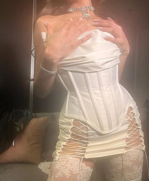 Danna Paola lució maxi botas de látex en su nuevo videoclip