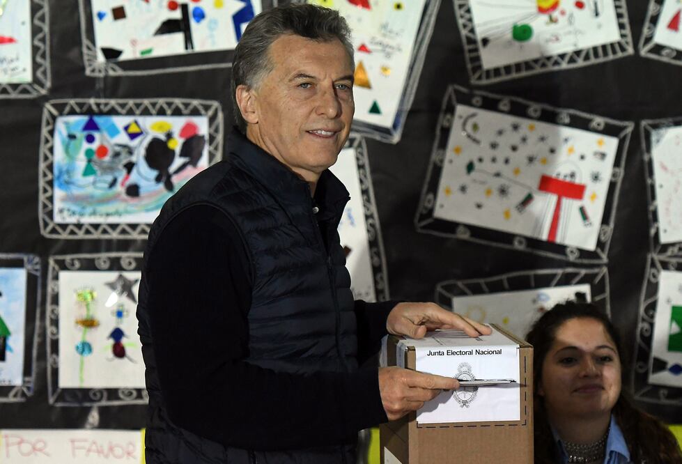 El presidente de Argentina, Mauricio Macri, emite su voto en un centro de votación, en Buenos Aires, Argentina (Foto: Xinhua)