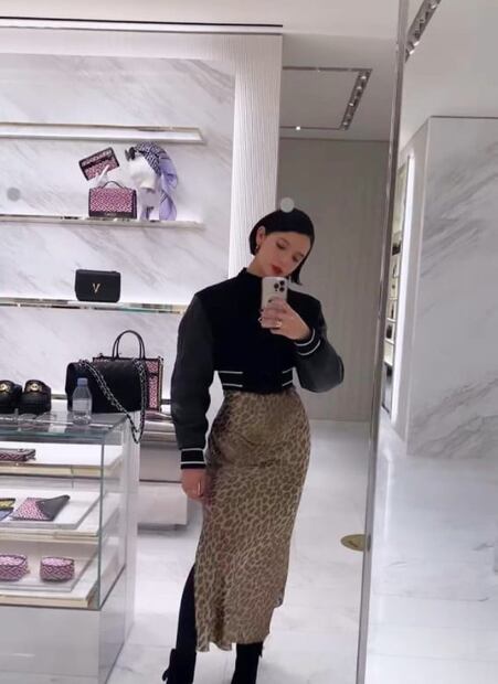 Ángela Aguilar arma 2 looks en París con las mismas prendas