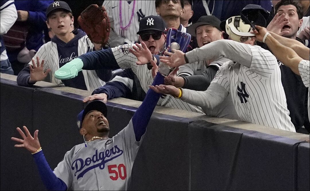 Aficionados le sacaron la pelota del guante a Mookie Betts - Foto: AP