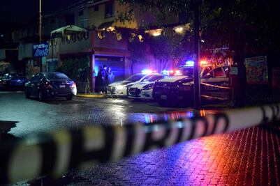 Poste de energía cae sobre coche de una familia en Sinaloa; salen lesionados con golpes y quemaduras