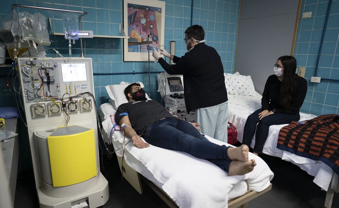 Paciente recuperado de Covid-19 dona plasma voluntariamente. Foto: Xinhua/Martín Zabala, archivo