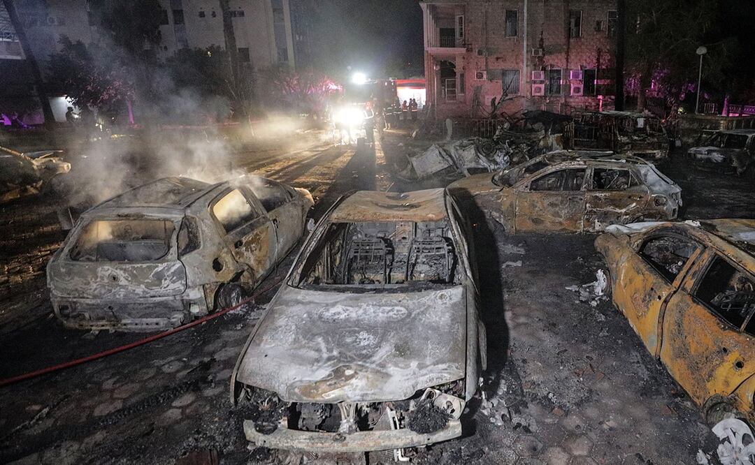 Vista de los coches calcinados en el hospital de Al Ahli en la ciudad de Gaza. Foto: EFE