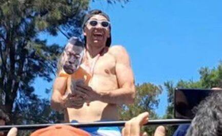 Dibu Martínez continúa con las polémicas y se burla de Mbappé con un bebé de juguete