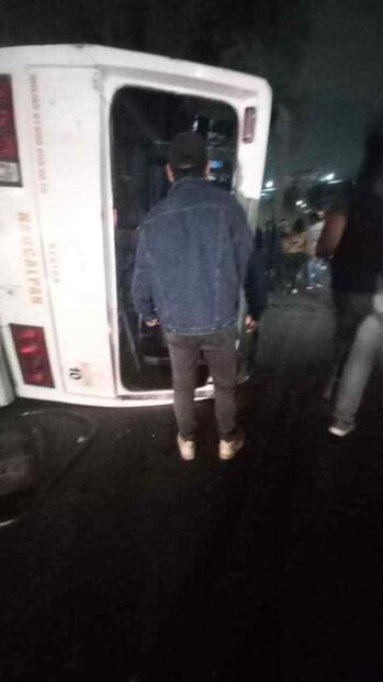 Volcadura de microbús en vía Gustavo Baz deja 12 lesionados  