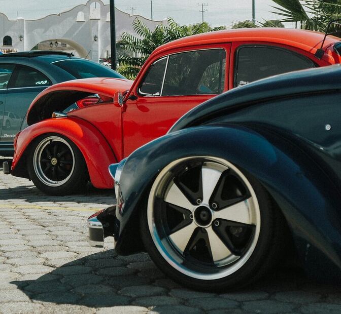 En esta exposición podrás ver una variedad de Vochos clásicos y tuneados. Foto: Unsplash