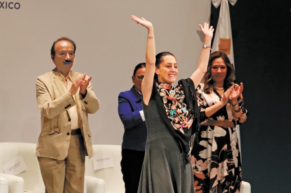 La jefa de Gobierno, Claudia Sheinbaum, ofreció un informe por sus 100 días de trabajo ante su gabinete legal y ampliado, alcaldes, diputados, invitados del gobierno federal y Congreso (FOTOS: BERENICE FREGOSO. EL UNIVERSAL)