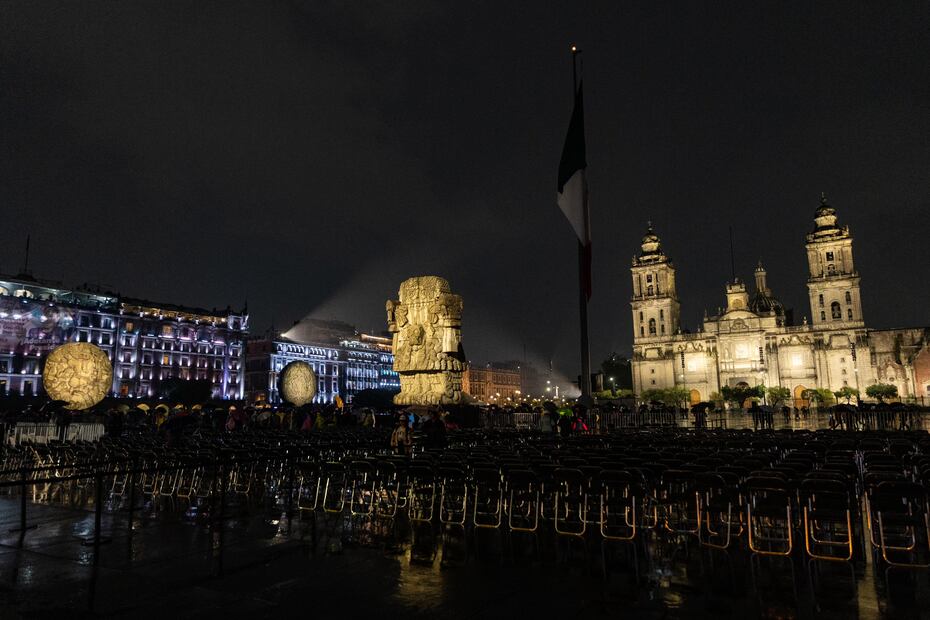 Proyección en video del espectáculo "Memoria luminosa" en el Zócalo de la Ciudad de México. (Foto Hugo Salvador/ EL UNIVERSAL)