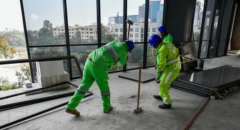 Demuelen edificio construido sin permiso en Presa Anzaldo 