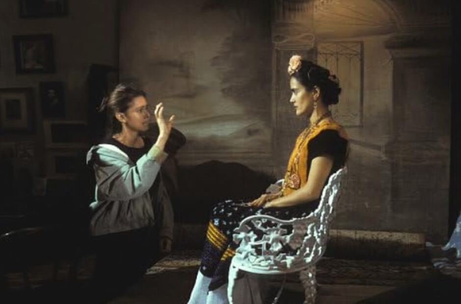 Frida Kahlo y Julie Taymor en el set de "Frida".
Foto: IMDb