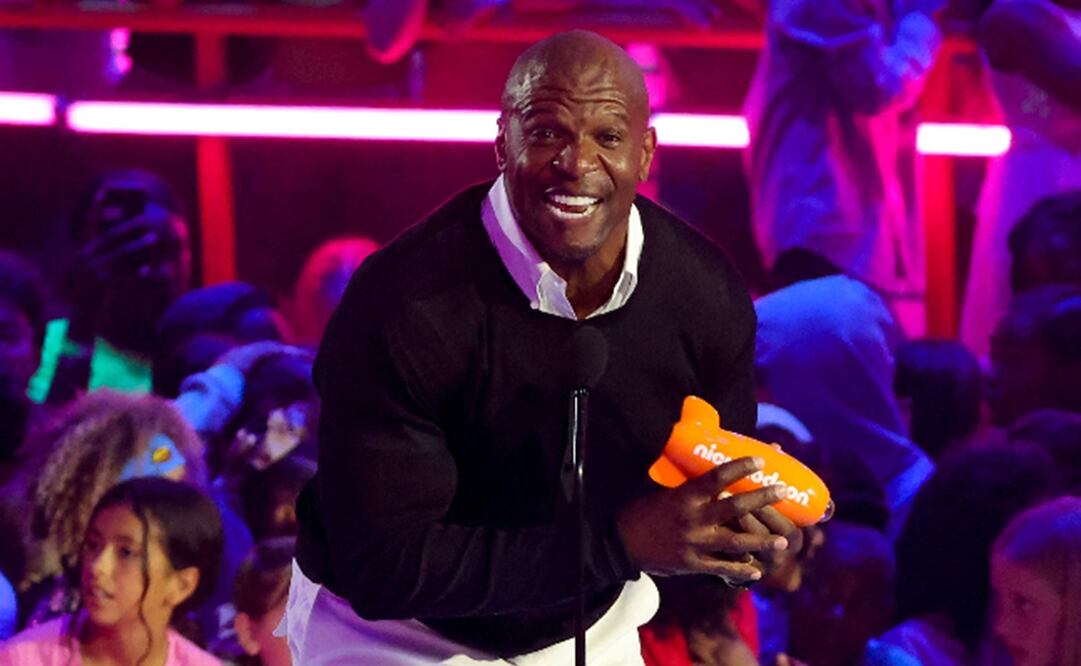Terry Crews acepta el premio al programa de telerrealidad favorito por "America's Got Talent" en el escenario durante los Nickelodeon Kids' Choice Awards 2025. Foto: AFP.