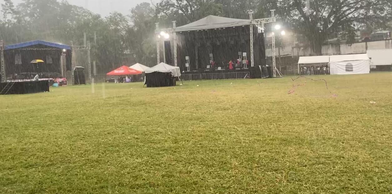 Ni la lluvia ha detenido el festejo de los XV años de Isela, en Axtla de Terrazas, San Luis Potosí. (Foto: especial)