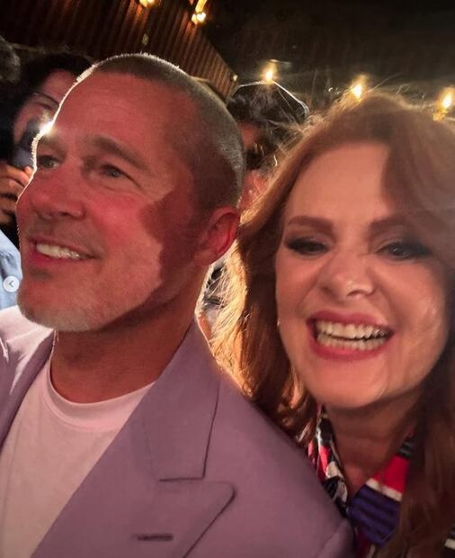 Erika Buenfil presume en redes foto con el actor Brad Pitt, ambos tienen 61 años.