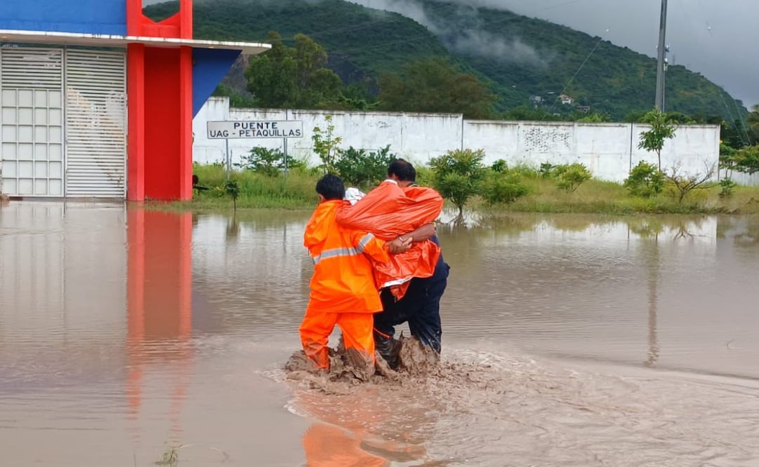 Rescatistas ayudaron a cinco personas y una mascota en Petaquillas, Chilpancingo, Guerrero. Foto: Especiales