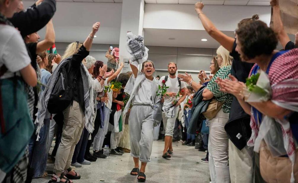 Activistas llegan al Aeropuerto Internacional Eleftherios Venizelos de Atenas, el lunes 6 de octubre de 2025, tras ser deportados de Israel por participar en una flotilla de ayuda con destino a Gaza. Foto: AP