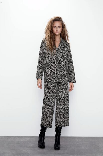 Aprende a combinar los pantalones de animal print para verte muy chic