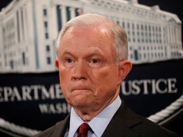 Trump critica de nuevo a Sessions por "posición débil sobre crímenes de Clinton"