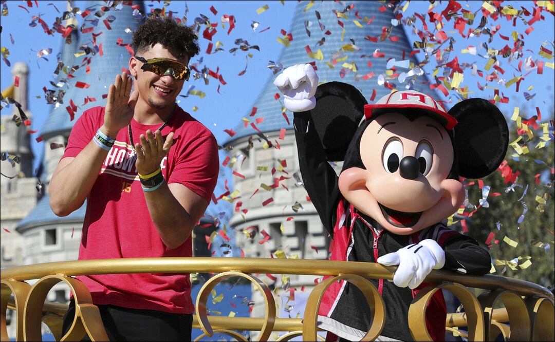 Patrick Mahomes disfruta del triunfo en el Super Bowl LIV en Disney (AP)