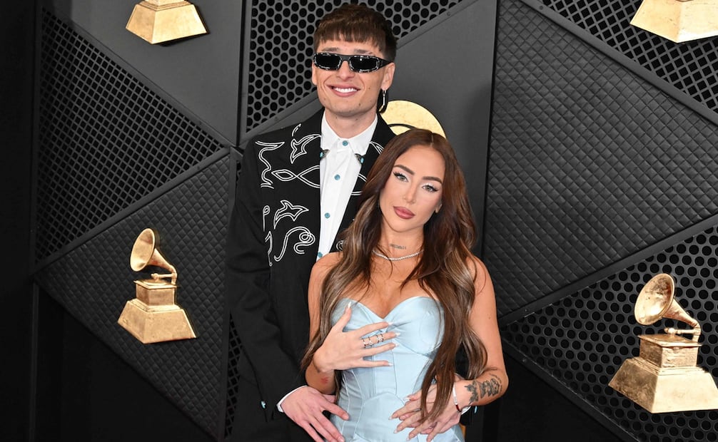 La pareja presumió su amor por la alfombra roja de los Grammy. Foto: AFP.