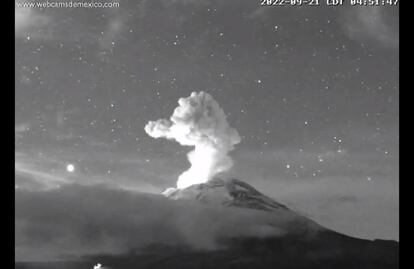 Captan explosión del volcán Popocatépetl la madrugada de este miércoles: VIDEO