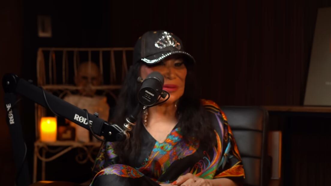 Lyn May en el nuevo podcast del canal Creepypastas Everywhere. Foto: Captura de pantalla de YouTube