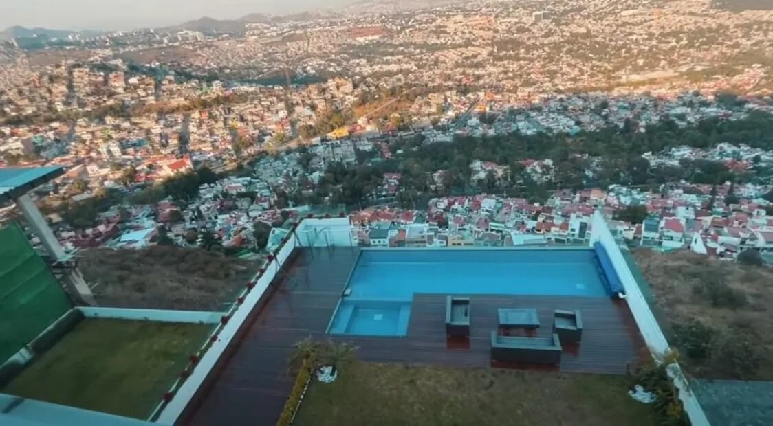 Una de sus múltiples terrazas cuenta con  un amplio jardín con alberca. Foto: Youtube @fofomarquez1