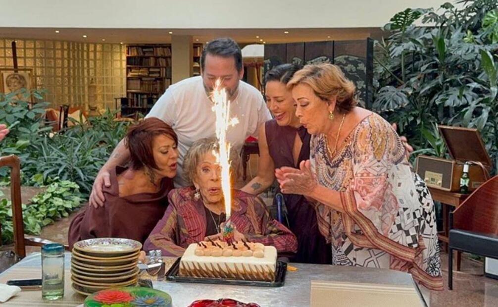 Silvia Pinal con sus hijos: Sylvia Pasquel, Alejandra Guzmán y Luis Enrique Guzmán.