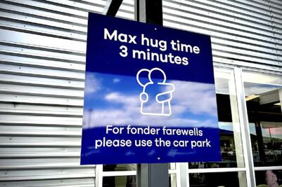 "No más de tres minutos": Aeropuerto de Nueva Zelanda pone restricciones a abrazos de despedida y genera polémica