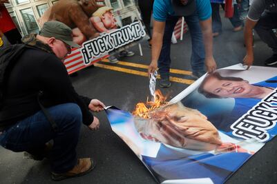 “Deja el canal”, panameños protestan contra Donald Trump frente a embajada de EU; queman su retrato