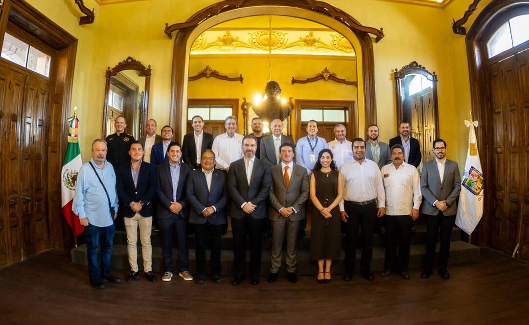 El gobernador Samuel García se reunió con los nuevos alcaldes y alcaldesa de la zona metropolitana de Monterrey. Foto: Especial