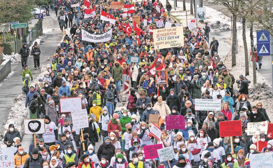 Asistentes a una manifestación contra las medidas del gobierno austriaco tomadas para limitar la propagación del coronavirus, en Bregenz. Foto: ARCHIVO AFP