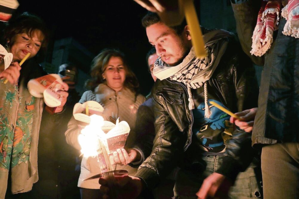Jordanos de confesión cristiana participaron ayer en Ammán en una marcha pacífica para rechazar el nombramiento, por parte del presidente estadounidense Donald Trump, de Jersusalén como capital de Israel (AMEL PAIN. EFE)