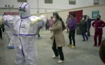 Pacientes de coronavirus bailan en hospital de Wuhan