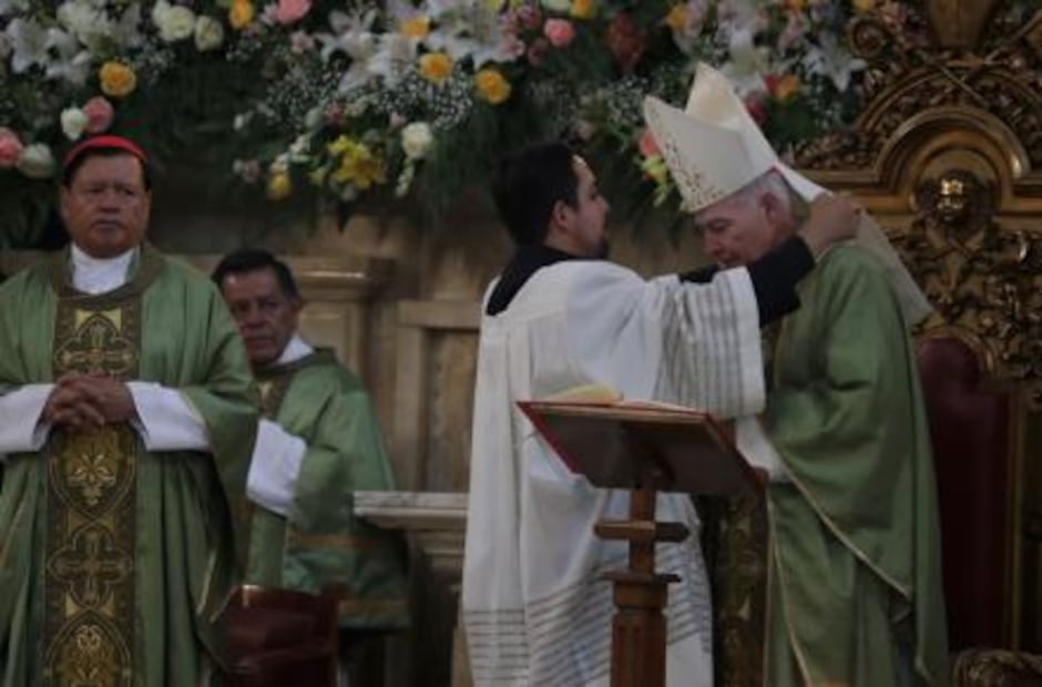 Carlos Aguiar Retes recibe Palio Arzobispal de manos de nuncio apostólico