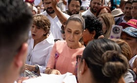 Sheinbaum lamenta la muerte de tres personas en caída de avioneta en Chiapas; víctimas combatían plaga del gusano barrenador