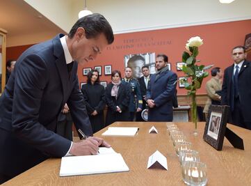 EPN rinde homenaje a mexicanas fallecidas en París