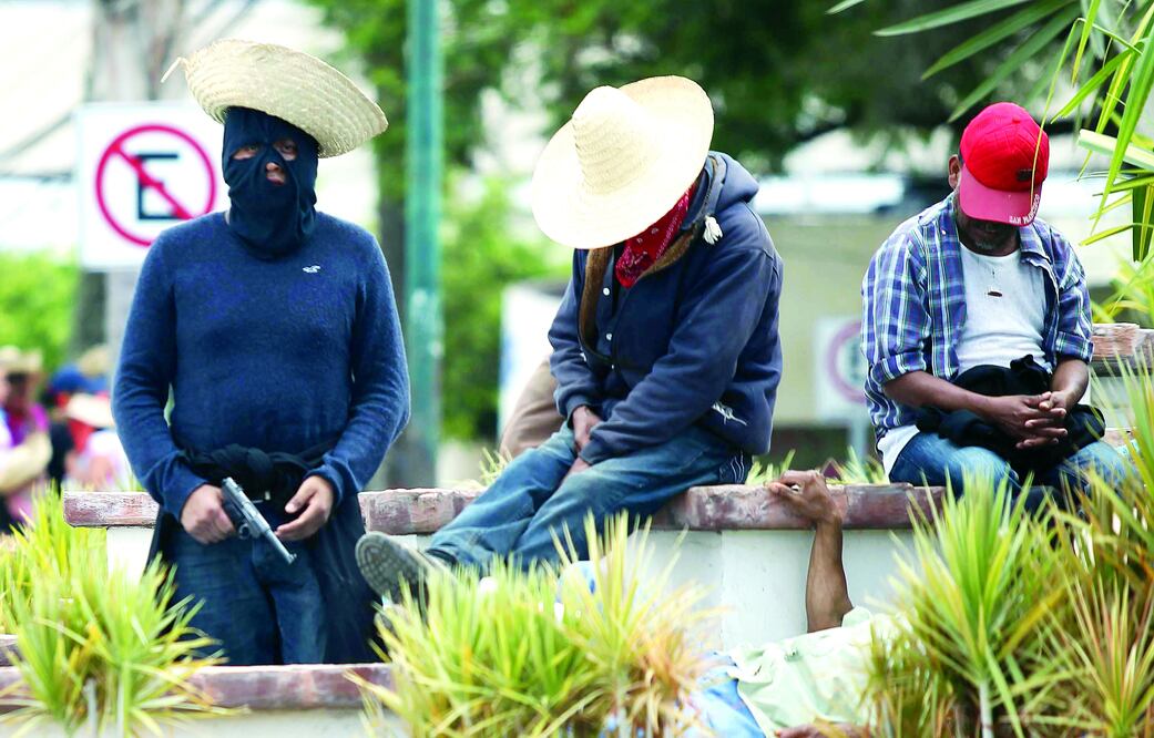 Por quinto día consecutivo "policías comunitarios" en Chilapa, armados y con el rostro cubierto, permanecen resguardando la localidad al mismo tiempo que policías estatales y soldados (ARIEL OJEDA / EL UNIVERSAL)